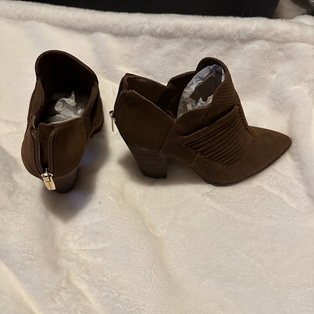 Vince camuto heels with gold zipper